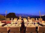 Villa-Florence-il-fico-foto-del-tavolo-terraza-apparechiato-cena-sfondo-vallata