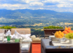 Villa-Florence-il-fico-tavolo-terraza-con-sfondo-le-montaghe-e-vallata